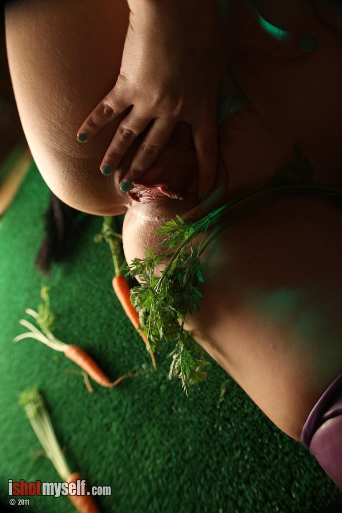 IShotMyself: Ponytails, Carrots And Lust With Charlotte_V