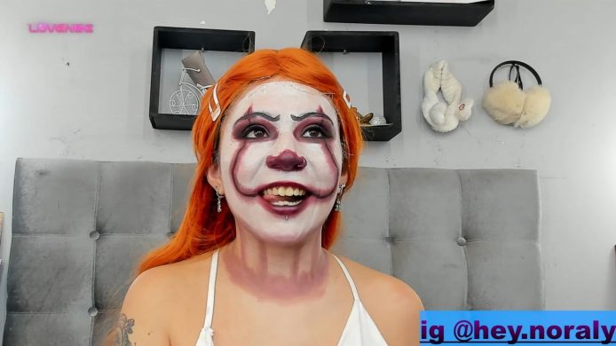 Hey_noraly Paints A Pretty Smile As Pennywise