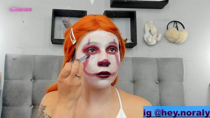 Hey_noraly Paints A Pretty Smile As Pennywise