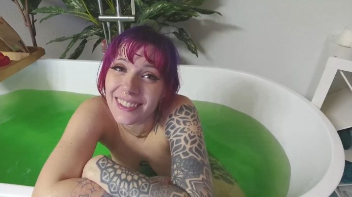 A Splashy Bath Show Starring MissMao