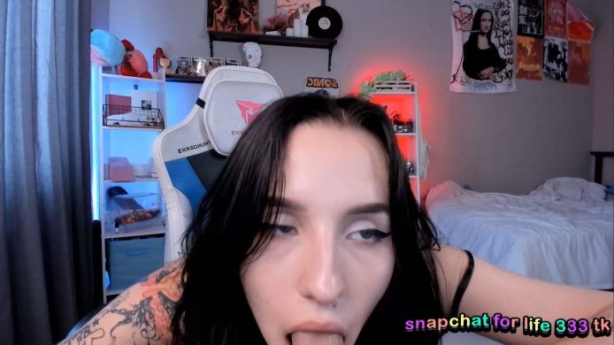 Vivian_qwerty Performs Some Deepthroat Magic