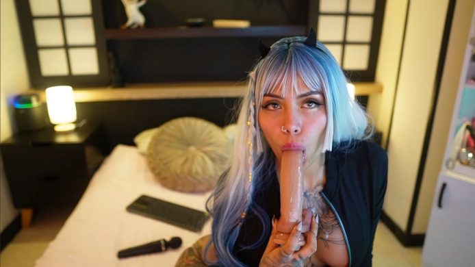 Scarlett_collins01 Stuffs Her Mouth With A Big Treat