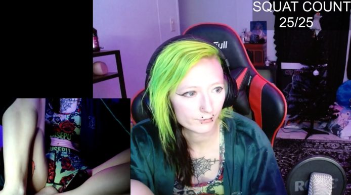 Alicewonder09 Clamps Up For A Very Sexy Show