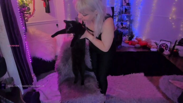 LunaWolfie Shows Off Some Bootyful Artwork