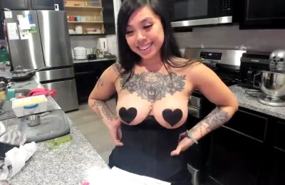 Dolllface Cooks Up A Delicious Thanksgiving Feast