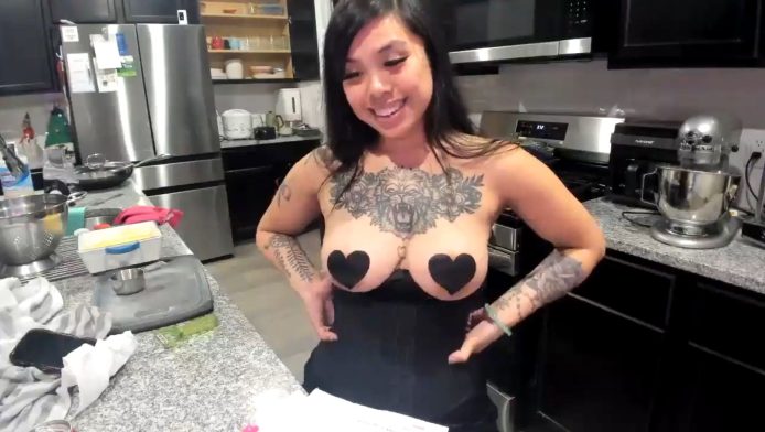 Dolllface Cooks Up A Delicious Thanksgiving Feast