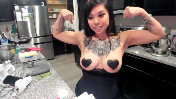 Dolllface Cooks Up A Delicious Thanksgiving Feast