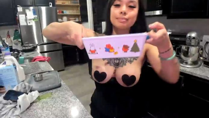 Dolllface Cooks Up A Delicious Thanksgiving Feast