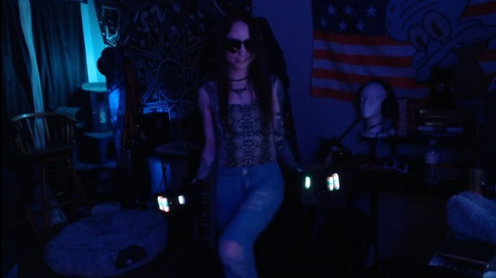 XLilithxMoonX Lights Up Her Fingertips For A Fun Cam Rave