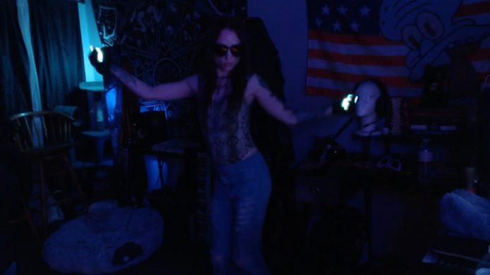 XLilithxMoonX Lights Up Her Fingertips For A Fun Cam Rave