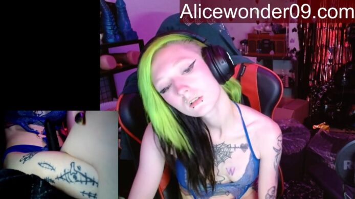 Alicewonder09 Gives Herself A Helping Hand