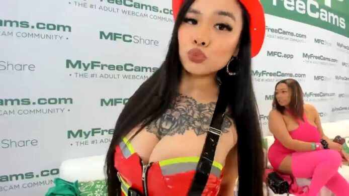 Dolllface Fights Fire With Fire At AVN