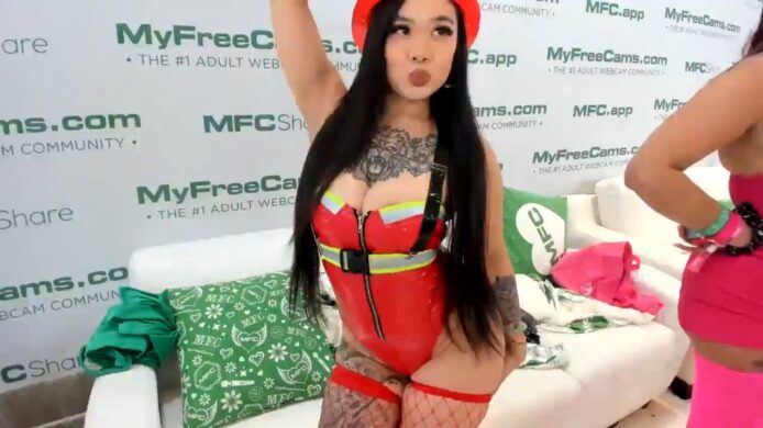 Dolllface Fights Fire With Fire At AVN