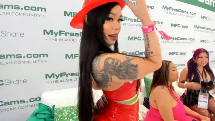 Dolllface Fights Fire With Fire At AVN