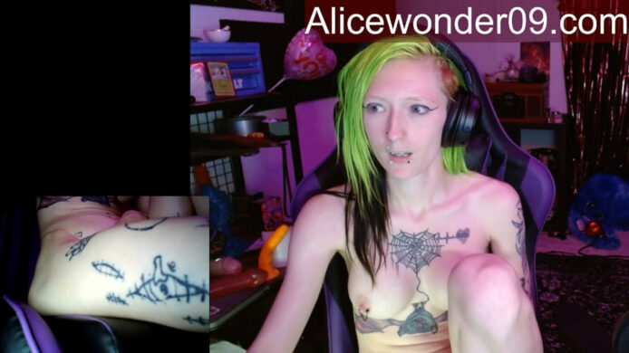 Alicewonder09 Gives Herself A Helping Hand