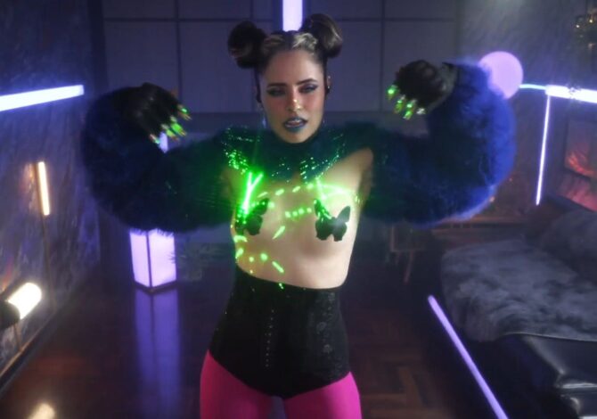 AlessaGoreng Puts On A Laserific Show