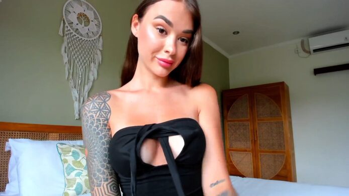 Jul_la_la Goes Topless For A Very Naughty Show