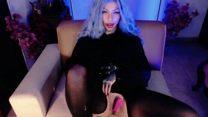 AbbyPink Gives Her Lush A Helping Hand