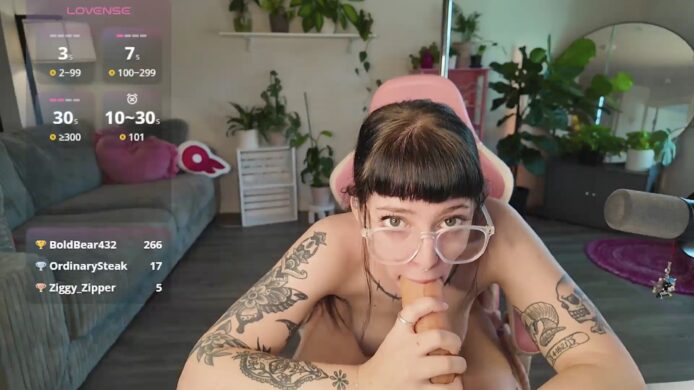 Lucyluvs Opens Wide