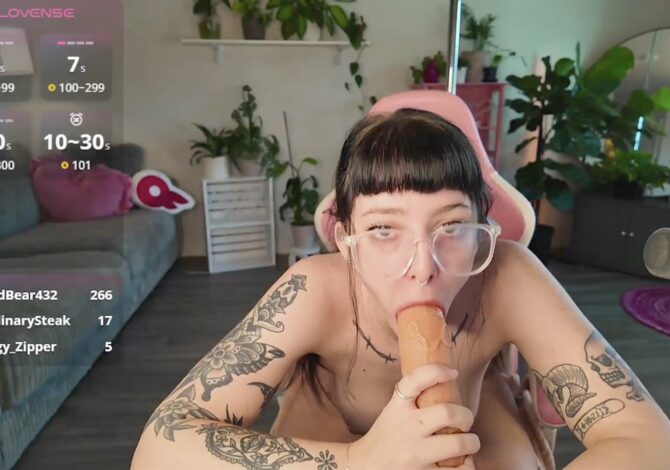 Lucyluvs Opens Wide