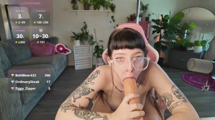 Lucyluvs Opens Wide
