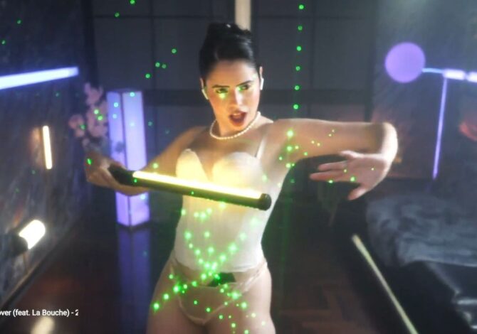 AlessaGoreng's Stunningly Sexy Light Show