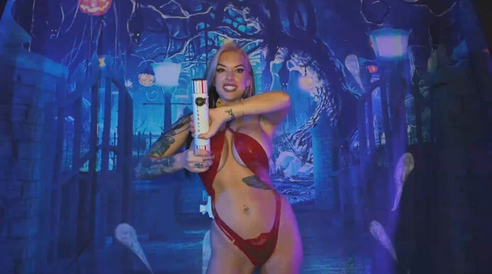 CUBBIXOXO's Sexy Vampirella Adventure Straight From Planet Drakulon