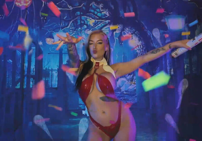 CUBBIXOXO's Sexy Vampirella Adventure Straight From Planet Drakulon